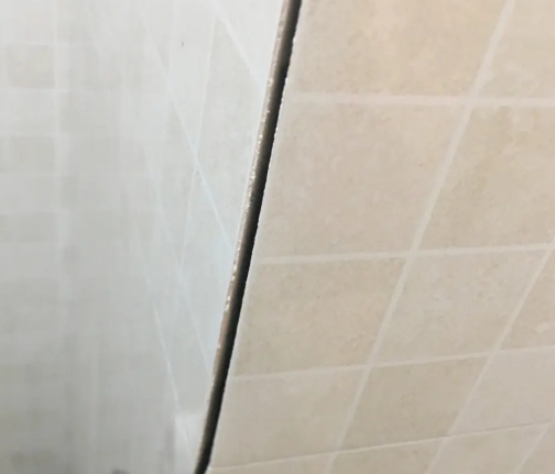 泰来瓷砖空鼓维修公司分享阳台瓷砖脱落的修复过程可以分为以下几个步骤
