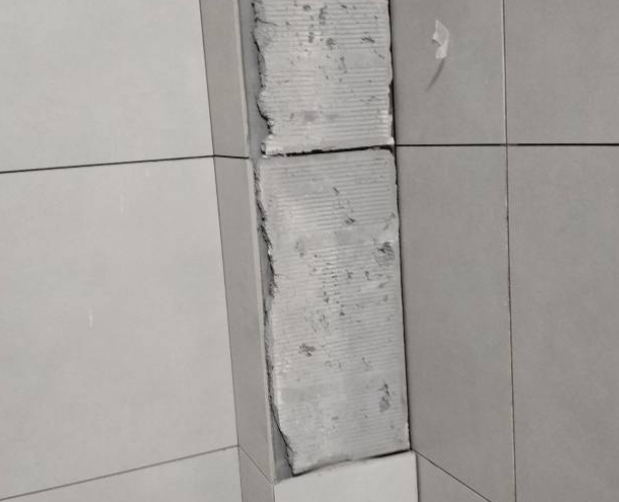 泰来瓷砖空鼓维修公司分享下瓷砖施工前基层浇水润湿程度不足，可能导致以下问题